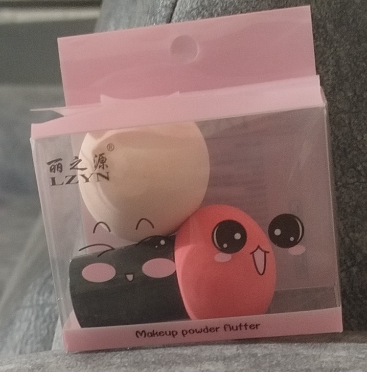 پد تخم مرغی و پد قارچی داخل جعبه مخصوص فید کردن کرم پودر کانسیلر پنکک